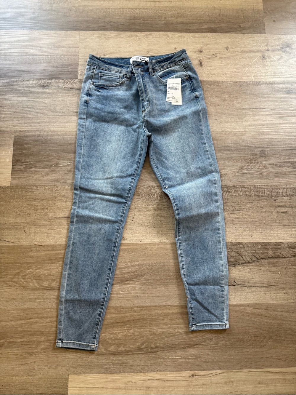 Women’s Light Wash Velvet Heart Mid-Rise Skinny Ankle Jeans new with tags